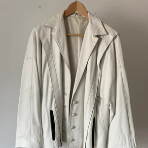 Vit Skinnjacka - Jacka i 100% skinn. Lite oversize med svart läder på ärmens insida.