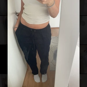 Svarta linnebyxor  - Svarta linnebyxor från HM. Aldrig använda därav så vill jag sälja de. Nyskick. Skriv privat för fler bilder🥰