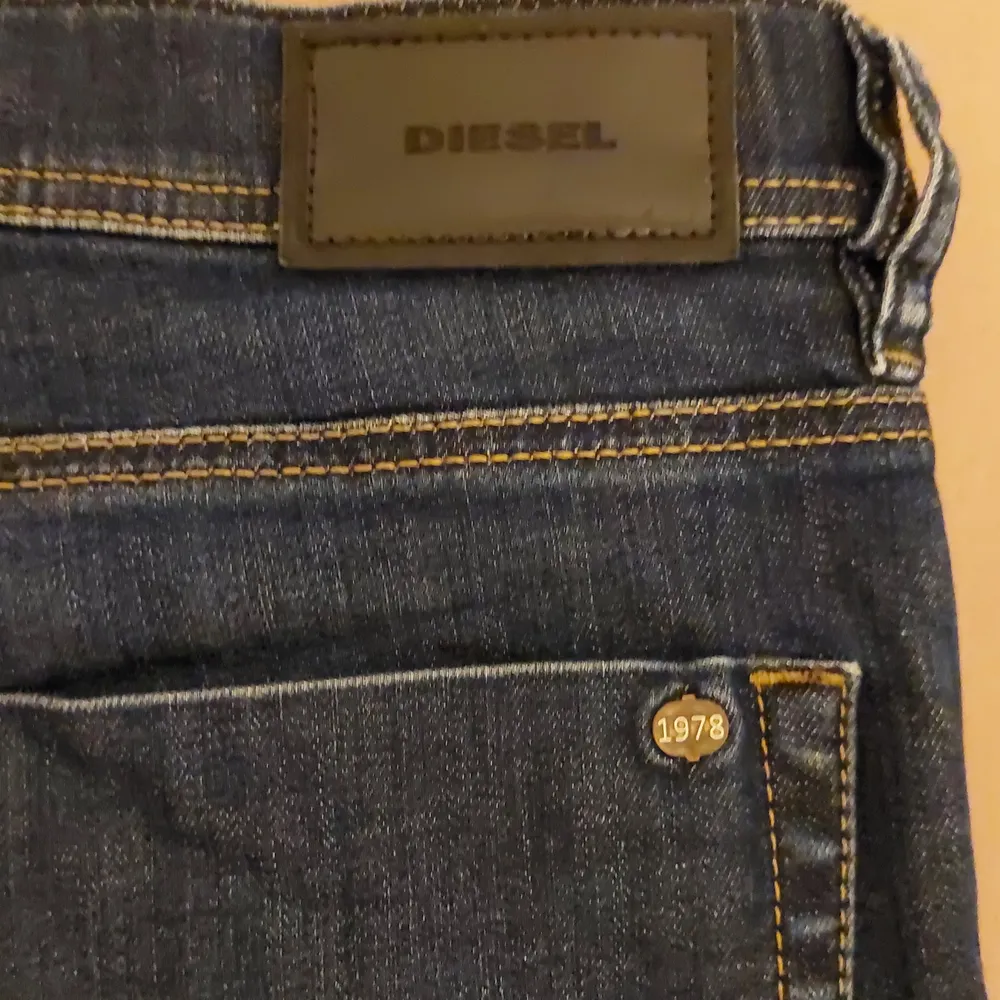 Säljer hela och fina jeans från Diesel i utmärkt skick.  W32 L32  Lite mindre i storleken.  . Jeans & Byxor.