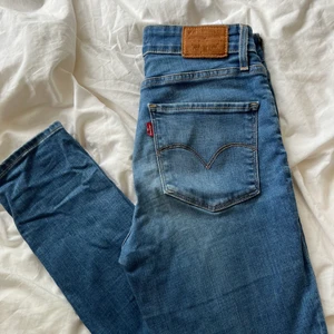 Levis jeans - Högmidjade skinnyjeans från Levis. Storlek 25/26, passar mig som är 172 cm.