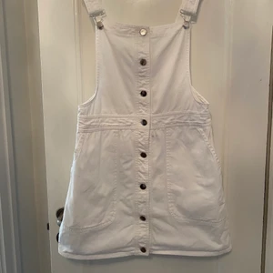 Hängslekjol - Vit Hängslekjol med knappar. Sparsamt använd