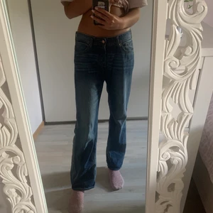 Låg midjade jeans - Fina låg midjade jeans från HM. Använts ett par gånger men i bra skick. Är 175 cm lång och dem passar perfekt 
