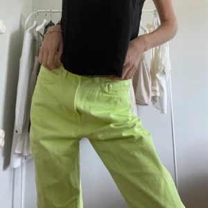 Jeans Weekday - Supercoola gröna straight jeans från Weekday. Använda endast ett par gånger. Storlek 26/32.