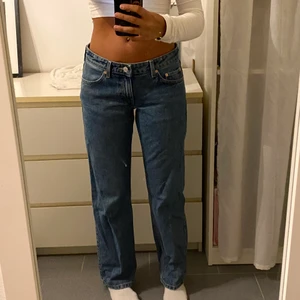 låg midjade jeans - Säljer mina lågmidjade jeans från weekday, modell arrow storlek 27/30