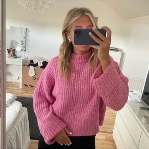 Stickad tröja - Populär stickad tröja från Gina tricot som är slutsåld! Storlek M. Använd två gånger. Nypris 299kr 💕 Köparen står för frakten💗