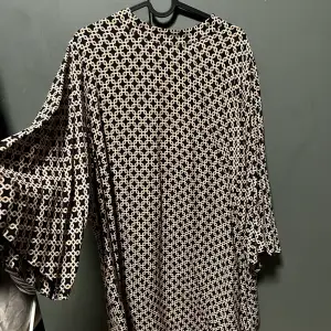 Klänning från H&M, design av Richard Allan, inga skador, stiligt 60 tals utryck i klänningen, fin höstklänning med några strumpor och fräcka kängor.