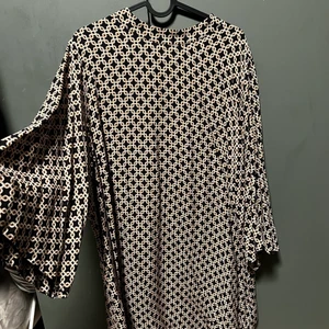 Richard Allan x H&M klänning - Klänning från H&M, design av Richard Allan, inga skador, stiligt 60 tals utryck i klänningen, fin höstklänning med några strumpor och fräcka kängor.