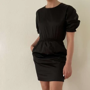 Svart klänning  - Svart klänning med puffärmar som tyvärr aldrig kommit till användning och är därmed som ny! Skriv för fler bilder😊