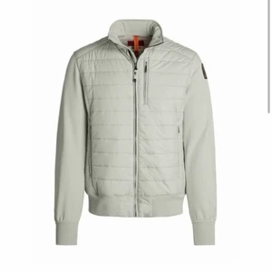 PARAJUMPERS - HERR - En parajumper jacka i bra skick säljes.[ HERR MODELL ] Storlek M. En blandning av vit/grå färg.  Bra,varm höst/vår jacka. Säljs pga för liten.   Nypris c 3200 kr 