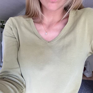 Grön långärmad  - Säljer nu denna sköna gröna långärmade tröjan, säljer då den inte kommer till användning längre💚🫶🏻kontakta vid intresse💚
