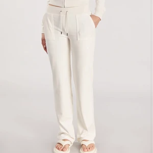 Vita juicy Couture - Vita Juicy Couture byxor i bra skick i storlek S. Köparen står för frakten och jag ansvarar inte för postens slarv💕