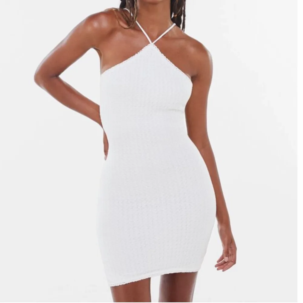 En vit klänning med öppen rygg från bershka. Helt oanvänd . Klänningar.