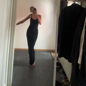 Klänning från shein  - Säljer denna superfina klänningen från shein i stolek S. Liknar skims klänningen. Den går ner till fötterna på mig som är 175. Fler bilder kan skickas 