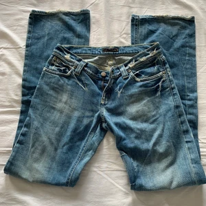Lågmidjade jeans bootcut - Skitsnygga lågmidjade, bootcut jeans❤️tycker mycket om men har tyvärr blivit för små nu, jag är 167 så passar för någon under det💕skriv privat om intresserad, betala bara med swish!🎉