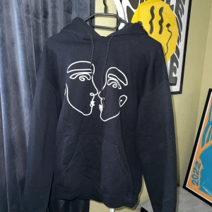 Hoodie  - Hoodie från reclaimed vintage, sparsamt använd storlek S men har oversized passform 