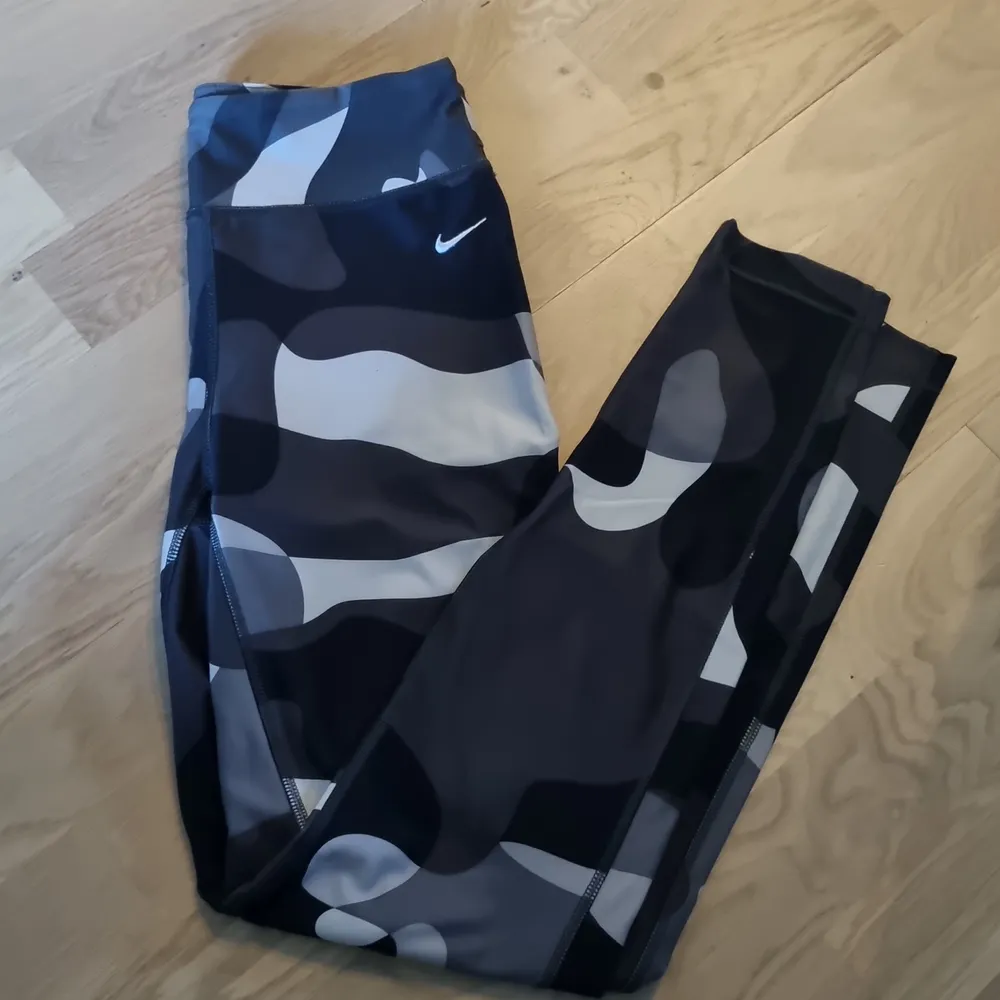 Nike träningstights i storlek M, passar även en S. Kamouflage. Grymt sköna. . Övrigt.