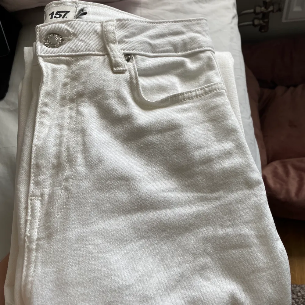 Vita jeans från Lager 157. Använda endast en gång. Passar dig som är 160 cm eller kortare. Annars är dom ankellånga i modellen. Storlek S. Jeans & Byxor.
