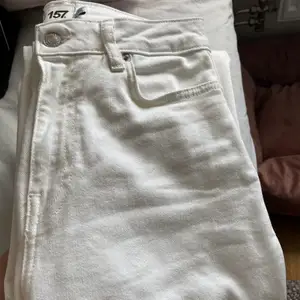 Vita jeans från Lager 157. Använda endast en gång. Passar dig som är 160 cm eller kortare. Annars är dom ankellånga i modellen. Storlek S