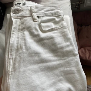 Vita jeans - Vita jeans från Lager 157. Använda endast en gång. Passar dig som är 160 cm eller kortare. Annars är dom ankellånga i modellen. Storlek S