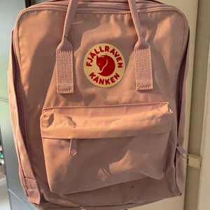 Fjällräven väska rosa/lila - Säljer denna fina väska då jag inte har nån användning till den mer, köpte den i Italien och ja den är äkta. Skulle säga att den är i ett bra skick har använt den 5-8 gånger. 