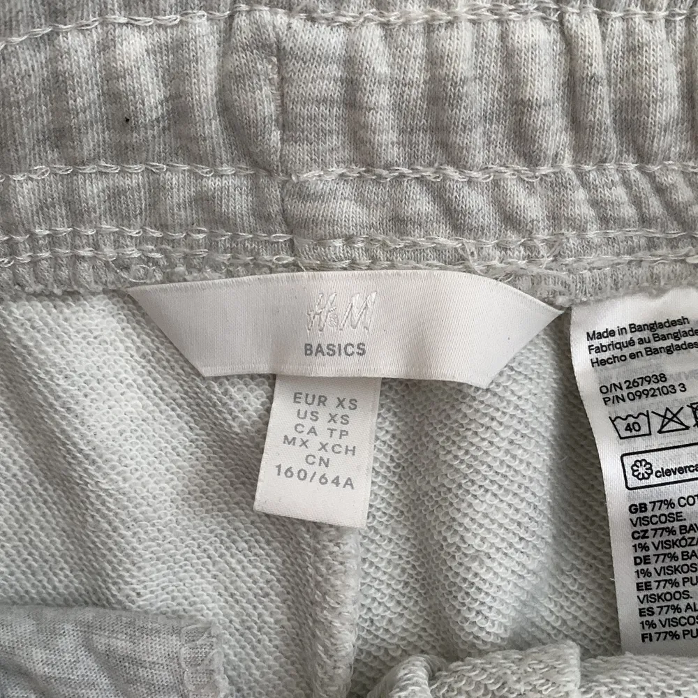 Super sköna gråa mjukis shorts från h&m. Använda ett få tal gånger men har en fett fläck på sig. Säljer pga att de är försmå!  Nypris: 149kr, priset kan diskuteras. Shorts.