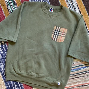 Vintage Kahki Sweatshirt  - Ur ball kahki grön sweatshirt thrifted från BeyondRetro. As mysig och av kvalité. I fint skick. Skitsnygg till ett par Baggyjeans. För fler bilder eller mått kontakta mig ✨ Frakt sker via PostNord spårbart 57 kr 📦