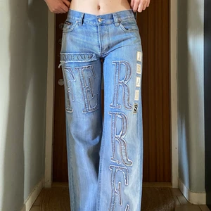Jeans - De snyggaste jeansen nånsin men jag använder dem alldeles för lite. Midja ca 84 cm och innebenslängd 78 cm men kan släppas ner 8 cm till. Möts i Stockholm eller skickar mot frakt <3