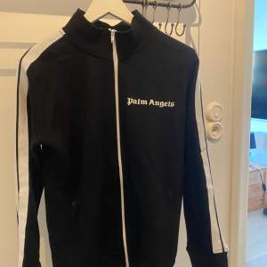 Hej, säljer nu min svarta Palm angels tracksuit då den inte används. Tracksuiten är använd endast 1 gång och den köptes ny med tags osv. För mer bilder på tags osv kan man skriva så skickar jag! Skick 9,5/10 Stl M Skickas med postnord eller meetup i gbg