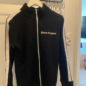 Palm angels tracksuit (stl M) - Hej, säljer nu min svarta Palm angels tracksuit då den inte används. Tracksuiten är använd endast 1 gång och den köptes ny med tags osv. För mer bilder på tags osv kan man skriva så skickar jag! Skick 9,5/10 Stl M Skickas med postnord eller meetup i gbg