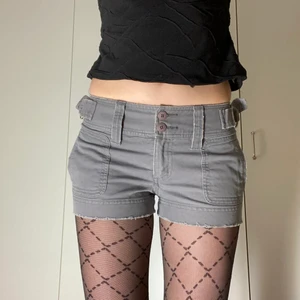 Shorts från Fossil - Shorts från Fossil. Korta och perfekta med strumpbyxor nu till hösten. Storlek: 36 Midjemått: 78 cm. Går att justera lite i midjan.