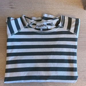 Ganni tröja - Härlig långärmad ganni tröja. Grön (olivgrön) och vit randig. 