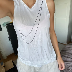 Tränings tröja - Vit träningstopp från nike. Storlek xl för 156-166.  Passar mig perfekt som vanligtvis har s-m. Designen är ”diagonal” i slutet med slits på ena sidan