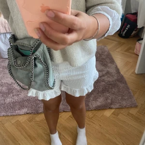 Zara shorts - Ett par såååå söta vita volangshorts från zara!!! Så snyggt till en stickad 💕💕💕