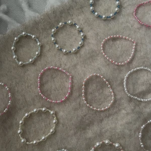 pärlarmband  - intressekoll!!  funderar på att börja sälja olika sorters pärlarmband, som jag tillverkar själv 💖 för mellan 20-40kr styck ⚡️⚡️så vill bara  se om de verkar finnas något intresse :))