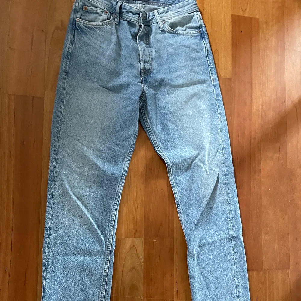 Ett par blåa jeans från Jack and Jones i storlek W28 L32,  Bra skick och har använt några gånger men inga skador på plagget.  Säljer pga att jag inte kommer använda dom något mer.  Jag är 180 lång.  . Jeans & Byxor.