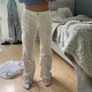 Vita zara cargos  - Säljer mina vita zara cargos mycket populära!! Då det inte kommer till andävnding och fräscha!💕