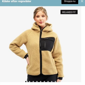 Revolution race jacka - Revolutionrace tröja nästan helt oanvänd. Nypris 799 säljs för 400. Storlek M