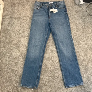 Bershka jeans straight storlek 36  - Blåa bershka jeans som aldrig används.