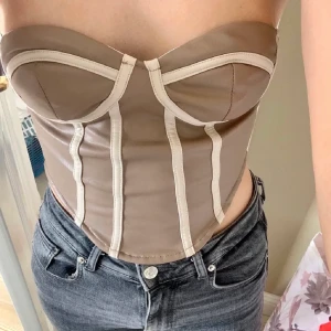 Korsett - Säljer denna korsett då den inte passade mig:(( frakt tillkommer💜