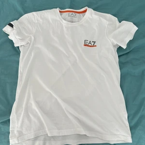 Armani t-shirt - Den är 1 månad gammal inga skador storlek L köpte den för 900kr från butik Den är skön och bra