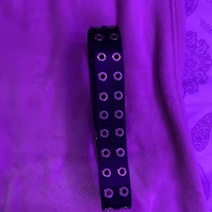 TRENDIGt BÄLTE - Svart bälte med silver detaljer från Gina tricot, säljer då den inte kommer till användning längre