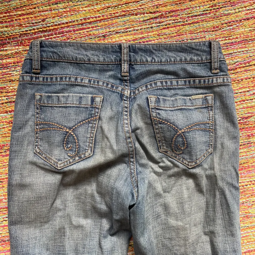 Lågmidjade jeans från esprit! Säljer pga att dom är lite förkorta och sitter inte rätt:) Ganska slitna och lite små fläckar som knappt syns! Storlek 38! . Jeans & Byxor.