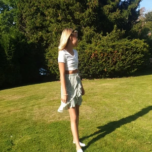 Kjol - Jag säljer denna somriga gröna kjolen❤ använd 1 gång💗 