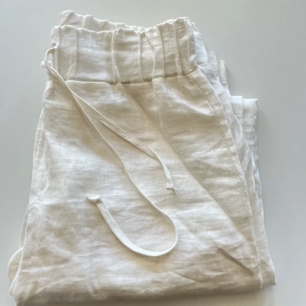 Säljer dessa superfina vita linnebyxorna från A-dsgn, i storlek M, då det var för stora för mig 💕 Köpt av en tjej på Plick som användt de fåtal gånger men dem är som i nyskick!   Köparen står för frakten. Säljer endast med spårbarfrakt! 🫶🏽. Jeans & Byxor.