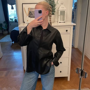 Läderskjotrta  - Snygg läderskjorta från MQ! Nästan helt oanvänd. 