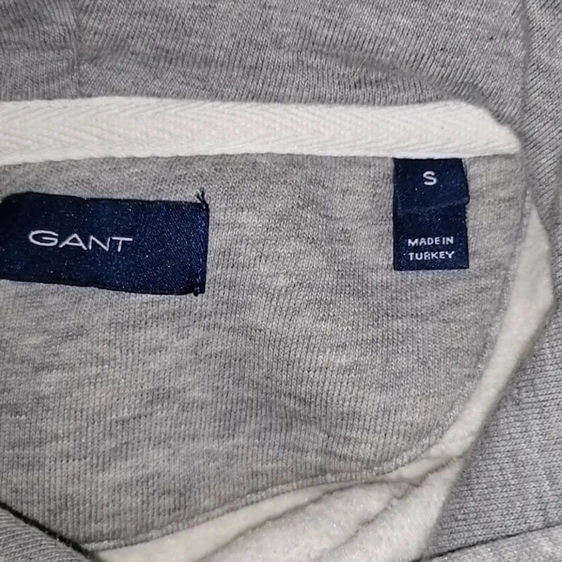 Grå Gant hoddie - 90
