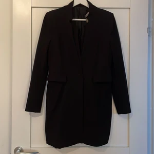 Zara jacka strl M - Zara jacka - utsidan hel och bra skick, tyvärr är fodret innanför slitet men inget som stör