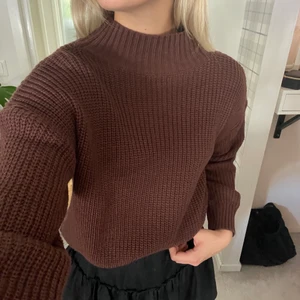 Stickad tröja  - Fin stickad tröja i brunt, ifrån Shein✨ använd endast två gånger och i superfint skick! Så bra nu till hösten💞