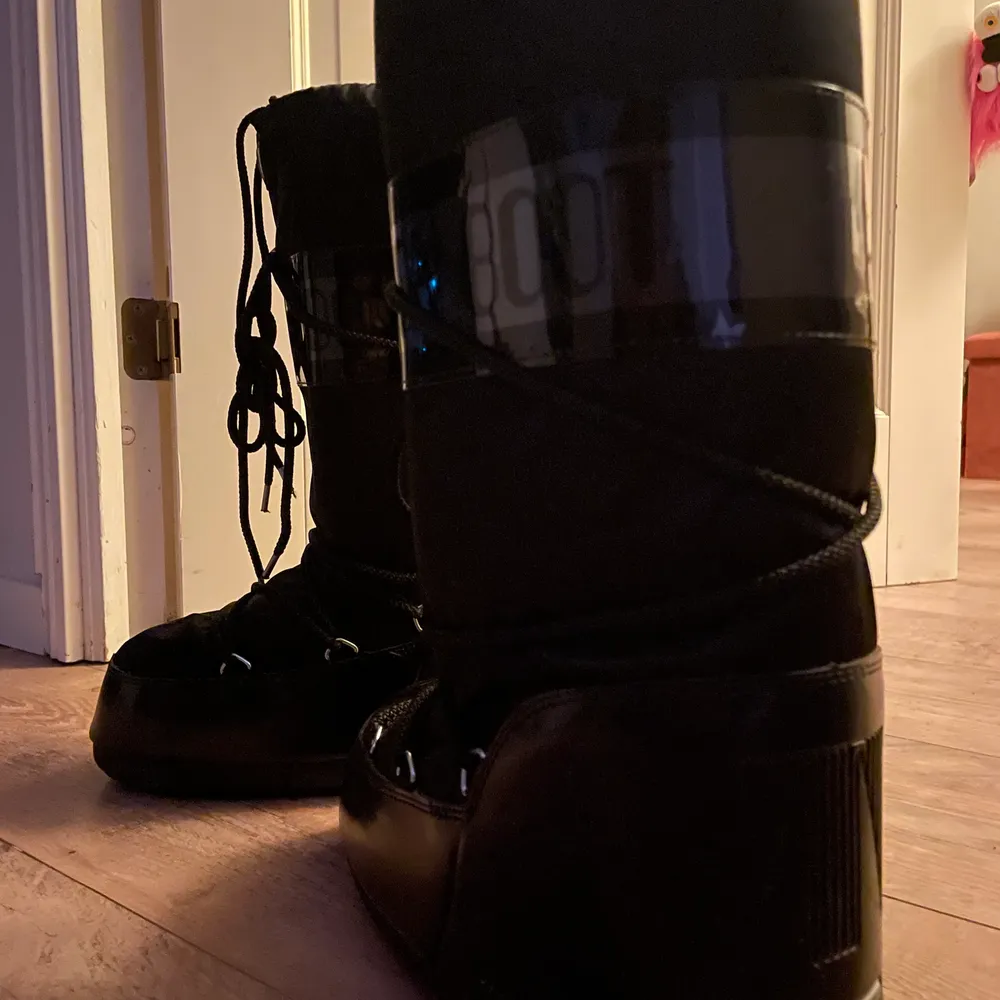 Hej, jag säljer mina moon boots i ny skick, använda ca 5 gånger, säljer då de inte kommit till användning, orginalförpakning kommer med och även påsen som skorna ligger i, skriv privat för fler bilder eller för frågor (storlek 38-41). Skor.