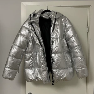 Vinterjacka - Säljer denna snygga jacka som är perfekt till vintern❄️ Endast använd ett fåtal gånger och är som i nytt skick!